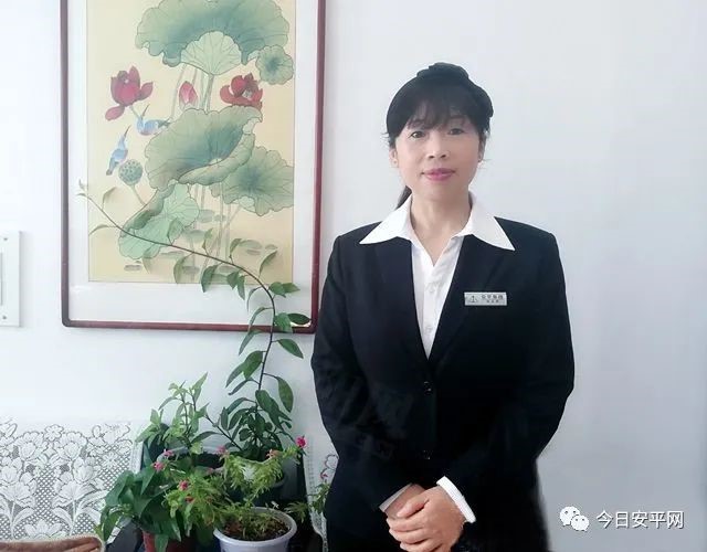 在奉献中闪光   在坚守中绽放